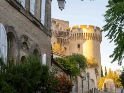 Château de Tarascon er et av de best bevarte middelalderslottene i Frankrike