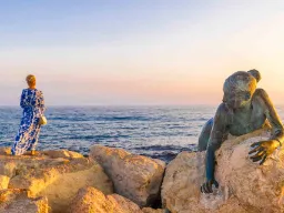 Skulpturen "Sol Alter" ved strandpromenaden i Paphos – hyller Afrodite