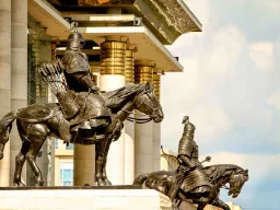 Rytterstatuer ved Djengis Khan-monumentet foran parlamentet i Ulan Bator Rytterstatuer ved Djengis Khan-monumentet foran parlamentet i Ulan Bator