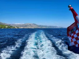 Adriaterhavet sett fra sjøsiden – frihet, bølger og Kroatia i sikte Adriaterhavet sett fra sjøsiden – frihet, bølger og Kroatia i sikte