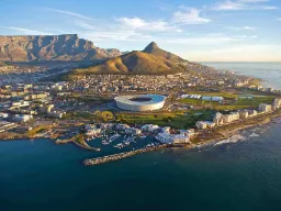 Cape Town Stadium ble bygget til VM i fotball 2010 – i bakgrunnen den kjegleformede Lion’s Head og det flate Taffelberget Cape Town Stadium ble bygget til VM i fotball 2010 – i bakgrunnen den kjegleformede Lion’s Head og det flate Taffelberget