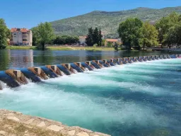 Trebišnjica-elven i Trebinje er en av Europas lengste underjordiske elver Trebišnjica-elven i Trebinje er en av Europas lengste underjordiske elver