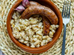 Butifarra er en tradisjonell katalansk fersk pølse, ofte laget av svinekjøtt, servert med hvite bønner, hvitløk og persille