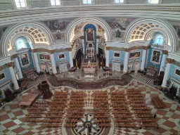 Interiør av Mosta Dome, en av Maltas mest imponerende kirker med en av verdens største kupler