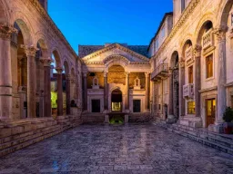 Diokletians palass i Split – et storslått romersk byggverk fra år 300, hvor historie og nåtid møtes midt i byens hjerte Diokletians palass i Split – et storslått romersk byggverk fra år 300, hvor historie og nåtid møtes midt i byens hjerte