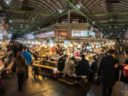 Gwangjang-markedet i Seoul – ett av Koreas eldste tradisjonelle markeder, kjent for street food og livlig atmosfære Gwangjang-markedet i Seoul – ett av Koreas eldste tradisjonelle markeder, kjent for street food og livlig atmosfære