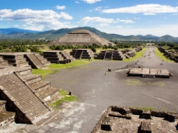 Plattformer, templer og Solpyramiden langs De dødes allé i Teotihuacán