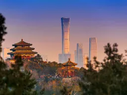 Solnedgang i Beijing med gammelt tempel og moderne skyskrapere Solnedgang i Beijing med gammelt tempel og moderne skyskrapere