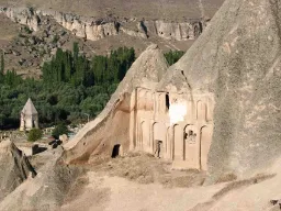 Utskåret i fjellet ligger en historisk hulekirke i Kappadokia Utskåret i fjellet ligger en historisk hulekirke i Kappadokia