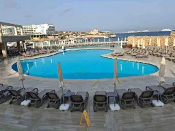 Basseng ved Ramla Bay Resort i Marfa