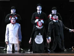 Ping, Pang og Pong – de komiske ministrene som kommenterer hoffets tragedier Ping, Pang og Pong – de komiske ministrene som kommenterer hoffets tragedier