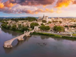 Pont Saint-Bénézet (også kjent som Pont d’Avignon) over Rhône-elven med Avignon i bakgrunnen