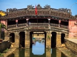 Den vakkert dekorerte Japanske Bro i Hoi An