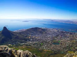 Cape Town med Taffelberget, Cape Town Stadium og Robben Island i bukten Cape Town med Taffelberget, Cape Town Stadium og Robben Island i bukten