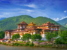 Punakha Dzong i naturskjønne omgivelser