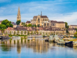 Auxerre, stolt by ved Yonne-elven