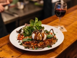 Italiensk spesialitet - bruschetta med burrata og balsamico