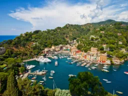 Utsikt over Portofino med småbåthavn og fargerike hus