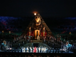 Imponerende scener - her Aida