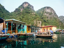 Landsby langs Halongbukta