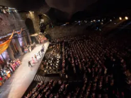 Operasangerne mottar publikums hyllest Operasangerne mottar publikums hyllest