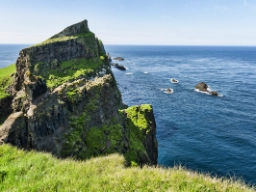 De rå klippene møter havet