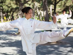 Tai Chi er en tradisjonell kampsport kjent for ro og balanse Tai Chi er en tradisjonell kampsport kjent for ro og balanse