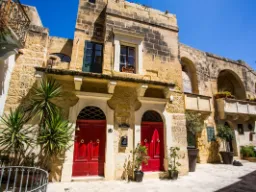 Sjarmerende steinhus med røde dører i Victoria på Gozo