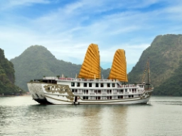 Vietnamesisk djunke i Halongbukten