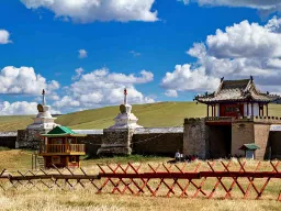 Inngangen til Erdene Zuu-klosteret nær Karakorum Inngangen til Erdene Zuu-klosteret nær Karakorum