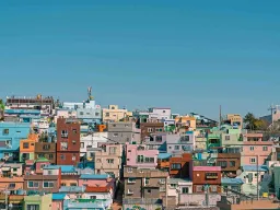 Gamcheon Culture Village i Busan – et fargerikt fjellkvarter kjent for kunst, veggmalerier og smale gater Gamcheon Culture Village i Busan – et fargerikt fjellkvarter kjent for kunst, veggmalerier og smale gater