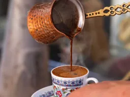Tyrkisk kaffe servert med følelse Tyrkisk kaffe servert med følelse