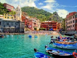 Vernazza i Cinque Terre med båter og fargerike hus