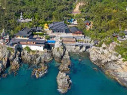 Haedong Yonggungsa-tempelet i Busan – bygget på klippene ute ved havet Haedong Yonggungsa-tempelet i Busan – bygget på klippene ute ved havet