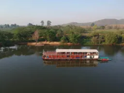 Skipet flyter stille Skipet flyter stille