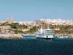 Ferjen mellom Malta og Gozo forlater havnen i Mġarr på Gozo