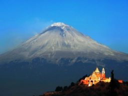Iglesia de Nuestra Señora de los Remedios med den aktive vulkanen Popocatépetl i bakgrunnen