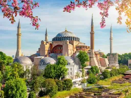 Hagia Sofia i Istanbul – et ikonisk byggverk som har fungert som kirke, moské og museum gjennom historien Hagia Sofia i Istanbul – et ikonisk byggverk som har fungert som kirke, moské og museum gjennom historien