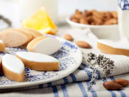 Klassiske calissons d’Aix – en spesialitet laget av mandler, kandiserte frukter (spesielt melon og appelsinskall), dekket med et tynt lag glasur