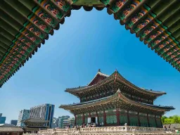 Gyeongbokgung-palasset i Seoul – vakkert omgitt av både tradisjon og moderne byliv Gyeongbokgung-palasset i Seoul – vakkert omgitt av både tradisjon og moderne byliv