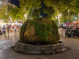 Den kjente fontenen ”Fontaine d’Eau Chaude” på Cours Mirabeau i Aix-en-Provence med 18° varmt vann