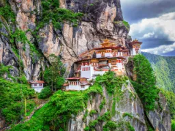 Et av Bhutans helligste steder - Paro Taktsang - også kjent som Tiger's Nest-tempelet