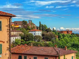 Montecatini Alto med historiske hus og grønne omgivelser
