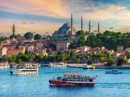 Båter på Bosporos med Suleymaniye-moskeen i bakgrunnen i Istanbul Båter på Bosporos med Suleymaniye-moskeen i bakgrunnen i Istanbul