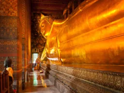 Den ikoniske liggende Buddha i Wat Pho Den ikoniske liggende Buddha i Wat Pho
