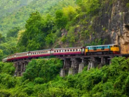 Toget snor seg langs fjellsiden over elven Kwai Toget snor seg langs fjellsiden over elven Kwai