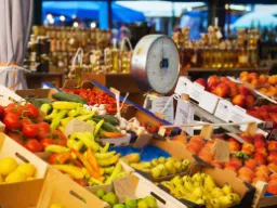 Gatemarked med frukt og grønnsaker Gatemarked med frukt og grønnsaker