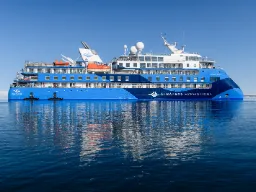 Det er rundt 100 besetningsmedlemmer på Ocean Albatros Det er rundt 100 besetningsmedlemmer på Ocean Albatros