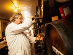 På en lokal vinbar i Málaga