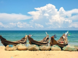 Fiskebåter på stranden ved Danang